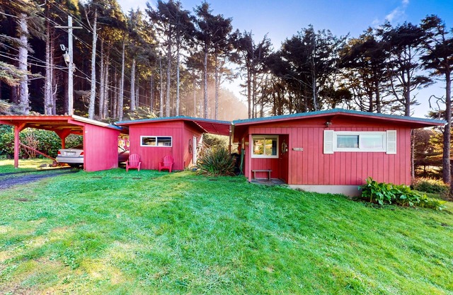 Cottage with Panoramic Ocean Views in Quiet Area - Dogs OK