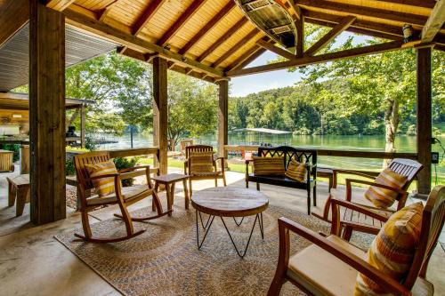 Cotter Home with Direct Access to White River!