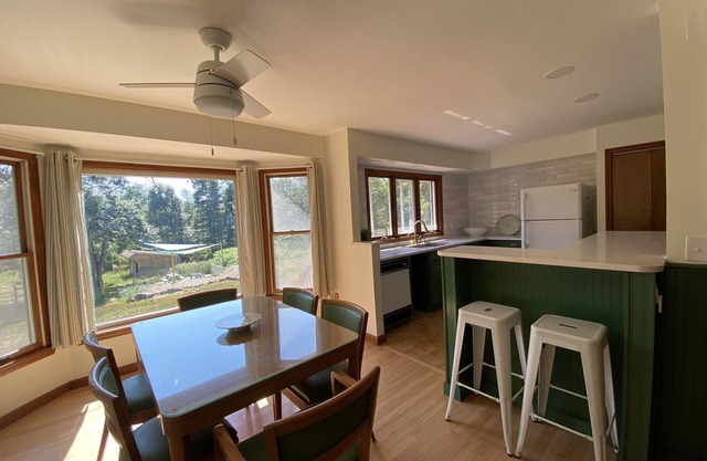 Country Beach Hideaway -10 min to Narragansett/Newport and beautiful RI beaches!