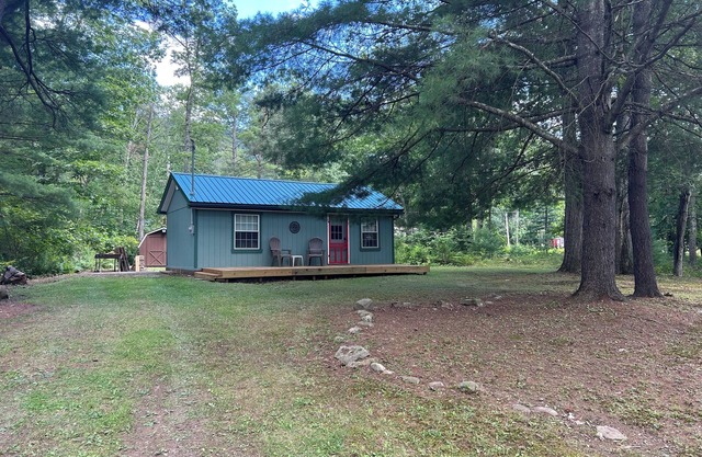 Country cabin for two near Pine Creek within minutes to area attractions!