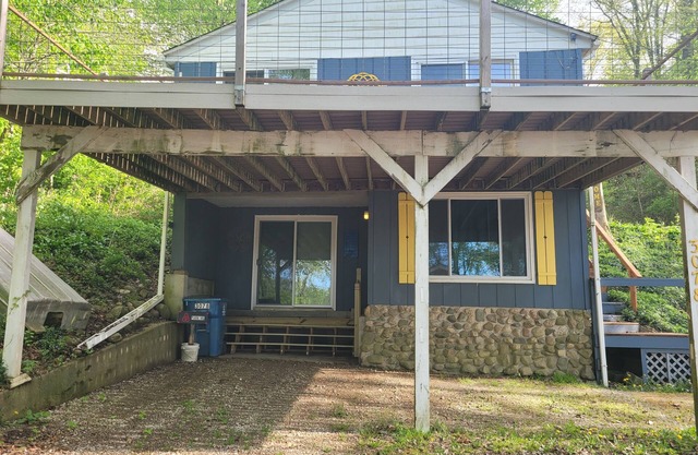 Country cottage, Baseline Lake . Come fish, kayak or enjoy a camp fire.