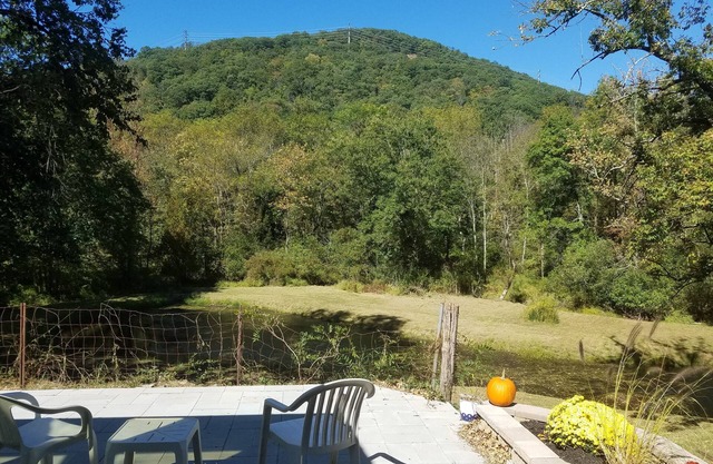 Country getaway with spectacular pond and mountain views