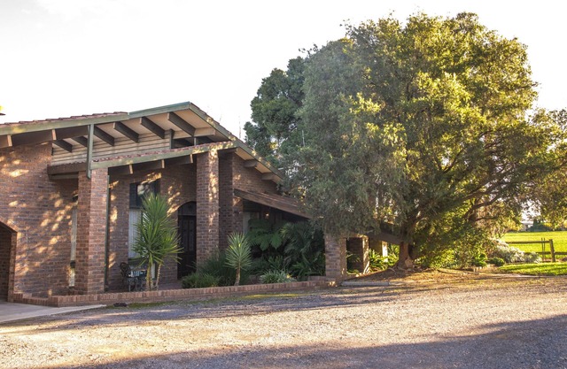 Country lifestyle on acres 4 minute drive from the Main Street