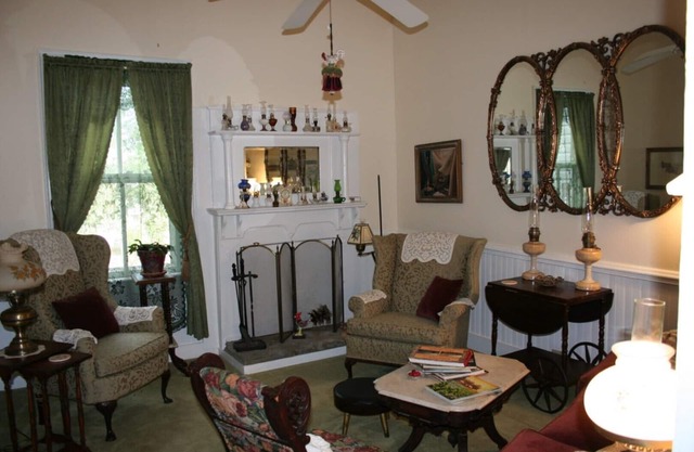 Country Manor - Lower floor