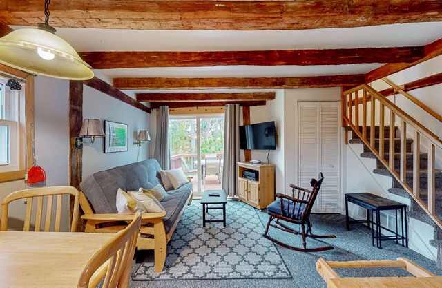 Countryside farm cottage with deck, grill & AC -great location near Devil's Lake