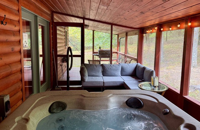 Couple's Retreat with HOT TUB