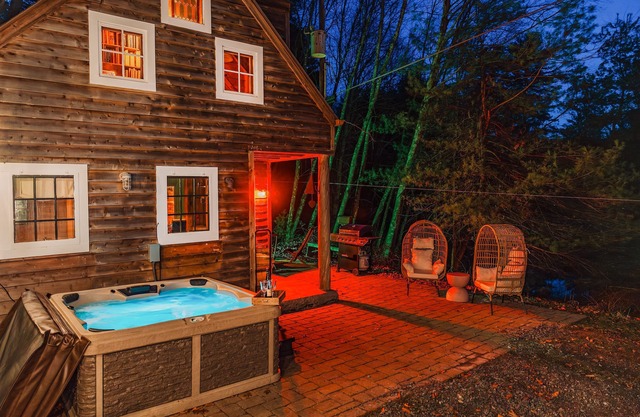 Couple's Serenity Cabin * Hot Tub *Lake