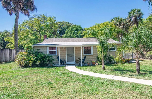 Cove · Central 3/2 Cottage · Minutes to Airport and Beach