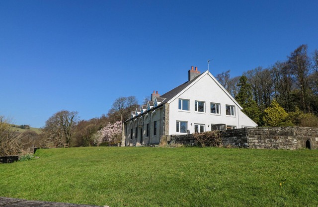COYTRAHEN HOUSE, pet friendly, character holiday cottage in Bettws