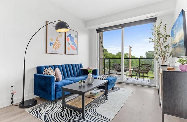 Cozy 1 Bedroom, 1 Bath Getaway with Balcony in Kingfield