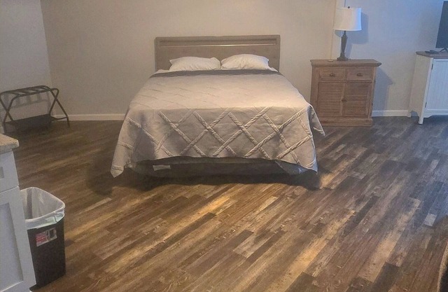 Cozy 1-bedroom apartment in charming Cottonwood with WiFi, AC
