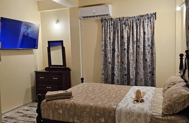 Cozy 1-bedroom apartment in awesome Brighton Unit 205 with AC, WiFi