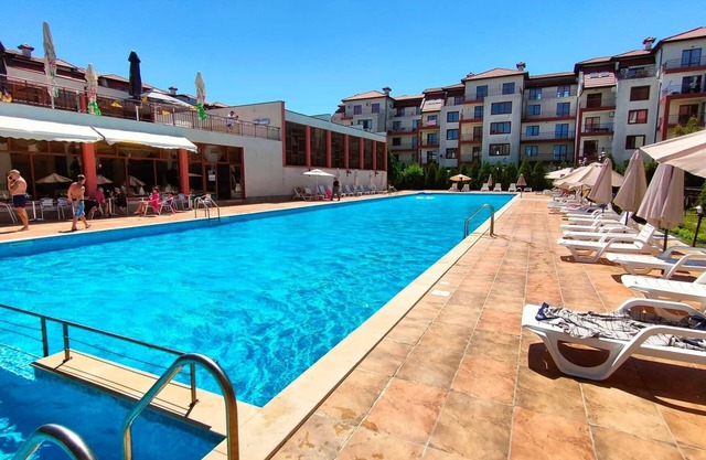 Cozy 1-bedroom Apartment with Pool