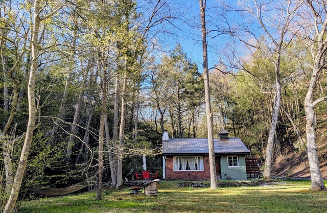 Cozy 1-bedroom cabin in amazing Milford with WiFi, AC next to stream.