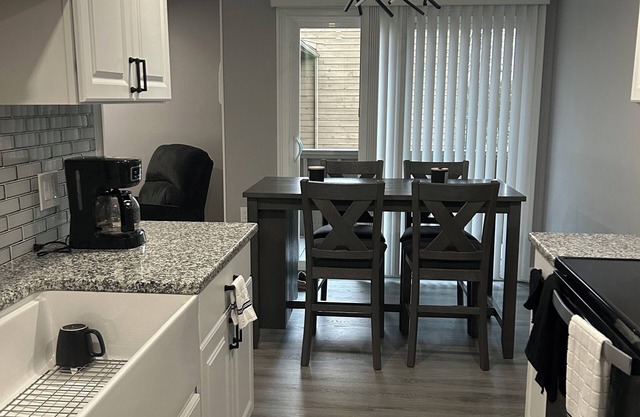 Cozy 1-bedroom condo Fully renovated.in fabulous E. Syracuse with WiFi, AC.