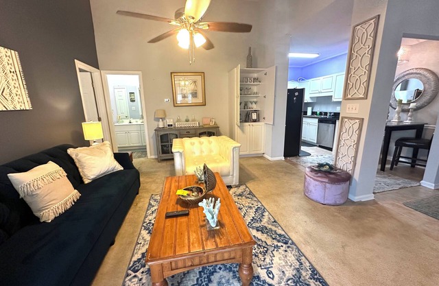 Cozy 1-bedroom in gated community filled with many amenities- blocks to beach
