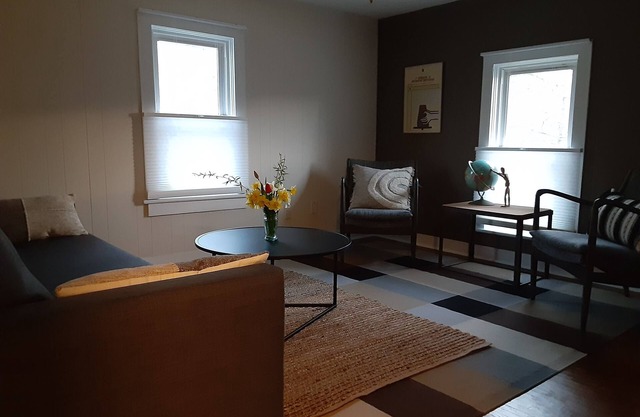 Cozy 1-bedroom upper apartment with AC and WiFi in charming Harvard