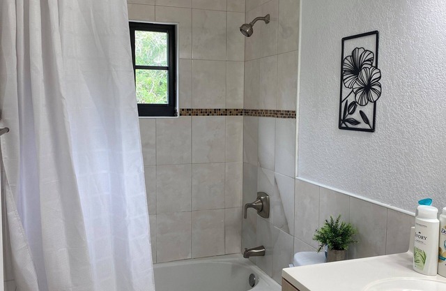 Cozy 1-bedroom with WiFi and AC in charming Bodden Town