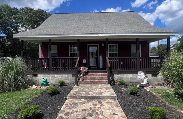 Cozy 1 BR + Loft + 1 Bath. Conveniently located between CLT & Columbia. Secluded