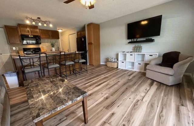 Cozy 1-bedroom condo in charming Village of Four Seasons with WiFi, fitness room