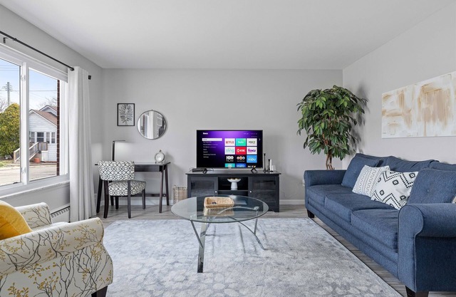 Cozy 1BR by Downtown Mt.Clemens | Hollywood Suites