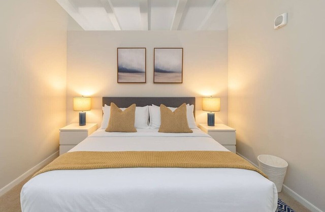Cozy 1BR in Downtown | Walk to Stadiums + Gym