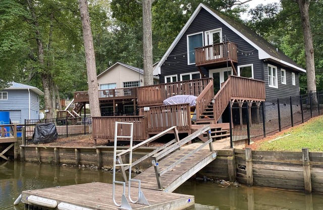Cozy 2 Bed 2 Bath waterfront cottage on beautiful High Rock Lake- fully updated