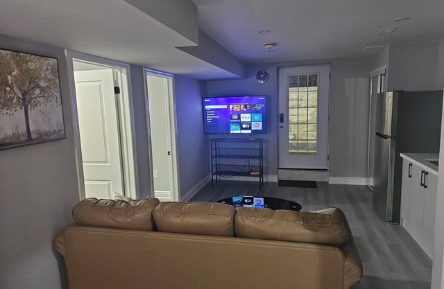 Cozy 2 Bedrm with separate entrancen