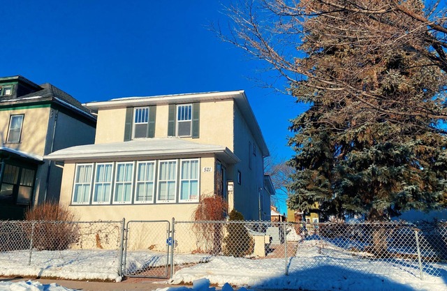Cozy 2 Bedroom 1 Bathroom 10 minutes from downtown/free parking