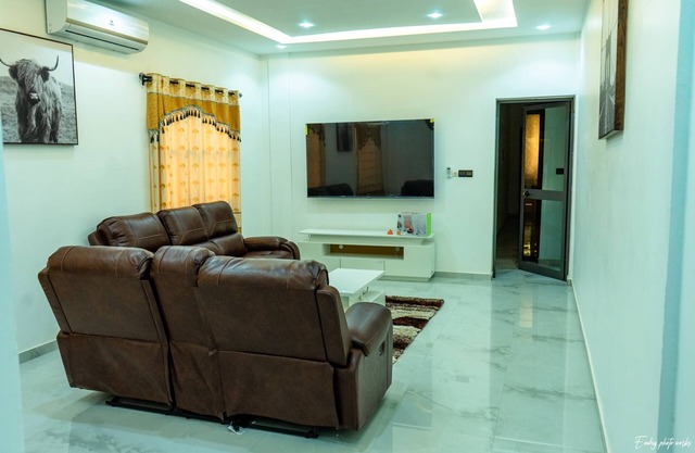 Cozy 2-bedroom apartment in beautiful Lome with AC, WiFi, security agent