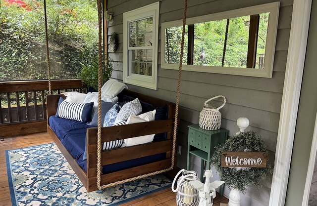 Cozy 2-bedroom Bungalow 5 minutes from Downtown