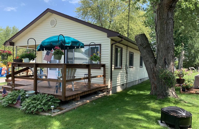 Cozy 2 Bedroom Cottage on Harsens Island With Dock And Water Access