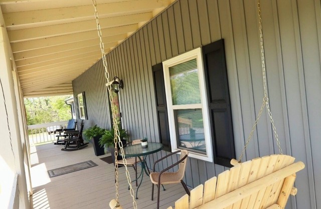Cozy 2-bedroom cabin close to Interstates & Amenities-Boiling Springs, SC