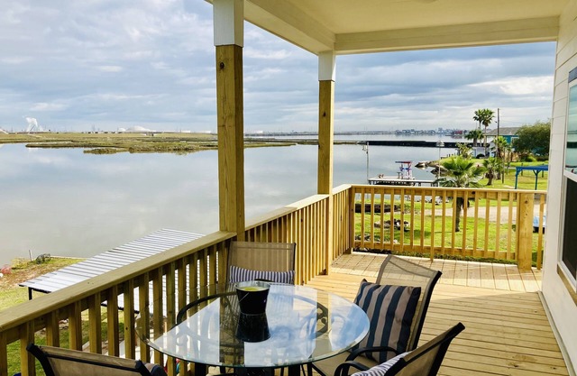 Cozy 2-bedroom cabin with WiFi and AC in Hitchcock, 10 mins from Galveston
