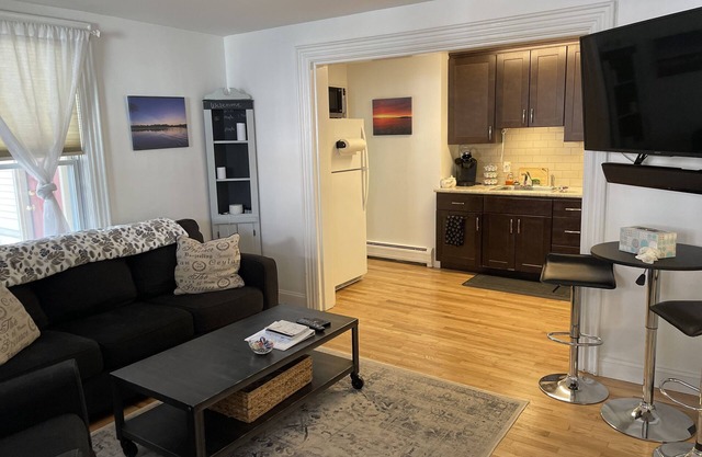 Cozy- 2-Bedroom clean and Quiet- Maple St. Walk anywhere