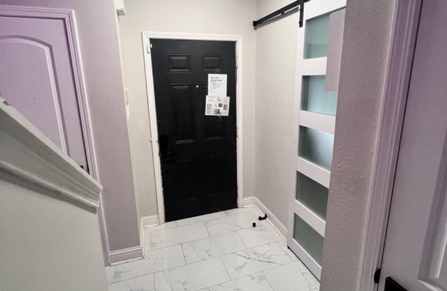 Cozy 2-bedroom condo. Gated community with safe access. 5 Minutes from I10.