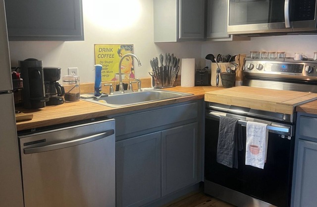 Cozy 2-bedroom condo with WiFi, AC in enchanting Colonels Island, GA.