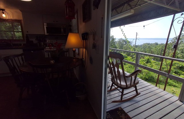 Cozy 2-bedroom cottage in charming Abbeville with AC