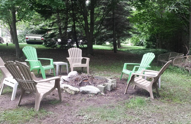 Cozy 2 Bedroom Cottage Walking Distance to the Beach