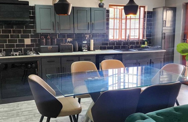 Cozy 2-bedroom cottage, close to the airport- Edenvale with modern facilities