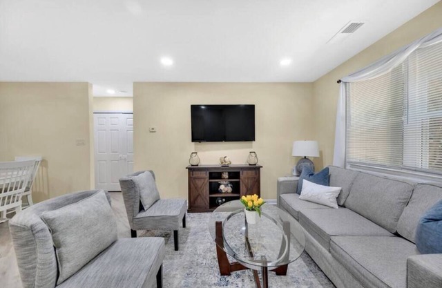 Cozy 2 Bedroom Duplex w/Jacuzzi