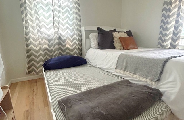 Cozy 2-bedroom house near Central Park CO
