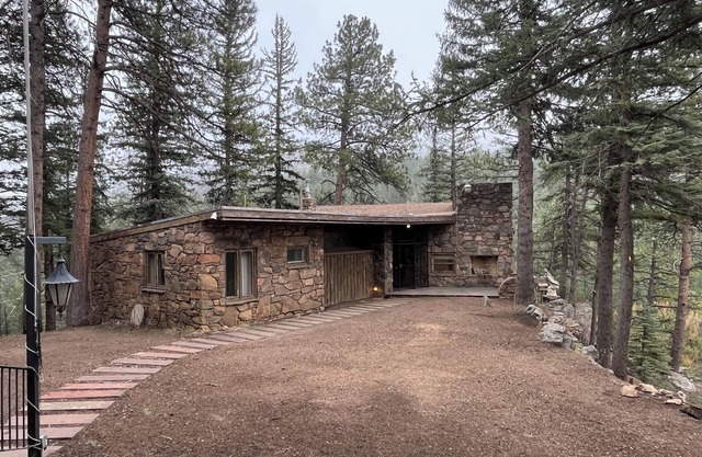 Cozy 2-bedroom mountain chalet with views in quaint Kittredge near red rocks