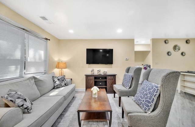 Cozy 2 Bedroom Pineville-Matthews Duplex w/Hot Tub