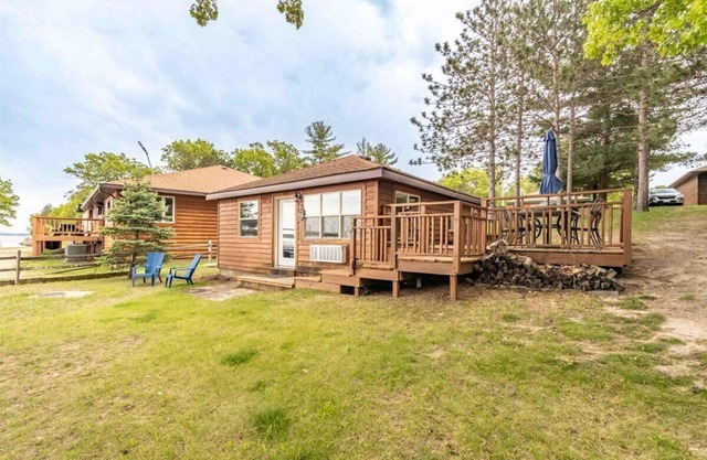 Cozy 2-Bedroom Waterfront Cottage on Castle Rock Lake – Right Next to Shipwreck Bar & Grill