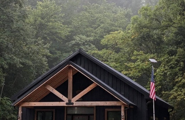 Cozy 2-BR cabin with bonus loft bedroom by the Wine Trail in the Shawnee Forest!
