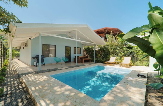 Cozy 2b house, 5p, pool, 5 min to beach & WI-FI