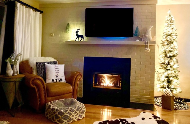 Cozy 2BR 2BA: Ski to Toll House Lift and back home!