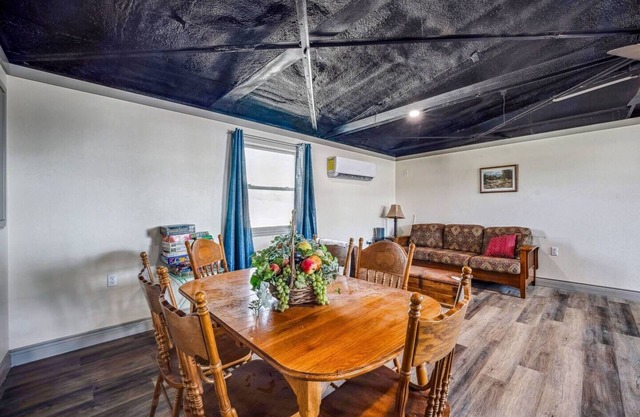 Cozy 2BR Cabin W/Peaceful Views & Full Kitchen