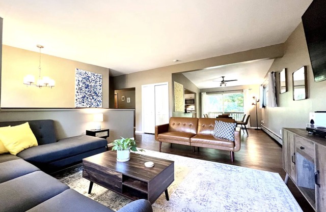 Cozy 3-Bedroom 1 Mile to Downtown & Michigan Stadium w/Free Parking